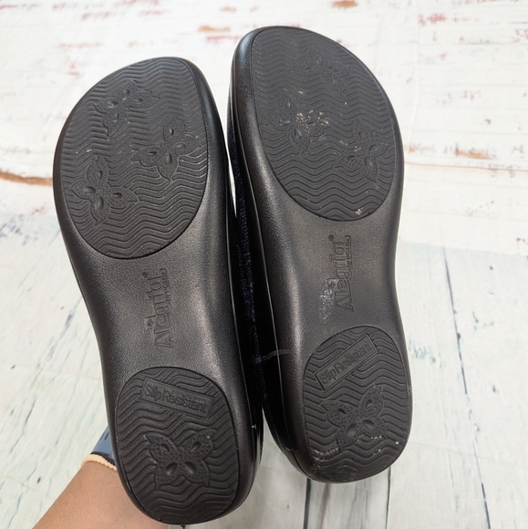 Alegria Slip Resistant Comfort Clogs - Picture 6 of 8